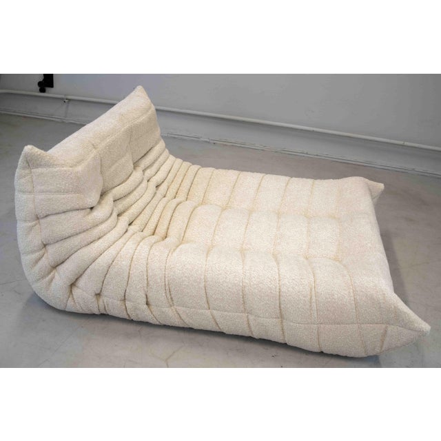 Animal Skin Togo Chaise Lounge in Bouclette White Fabric attributed to Michel Ducaroy for Ligne Roset, 1974 For Sale - Image 7 of 18