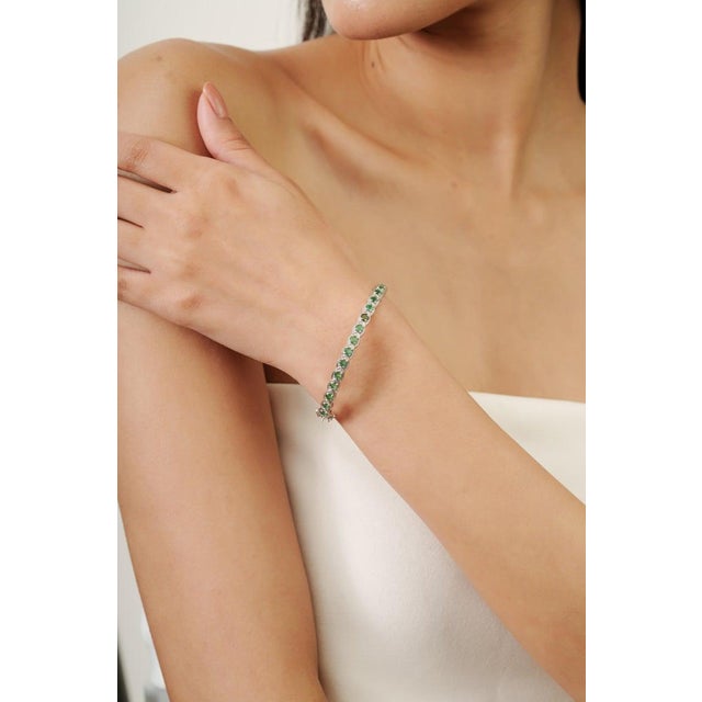 Metal Mid-Century Round Cut Emerald Gemstone Bangle Bracelet in 925 Solis Silver For Sale - Image 7 of 11