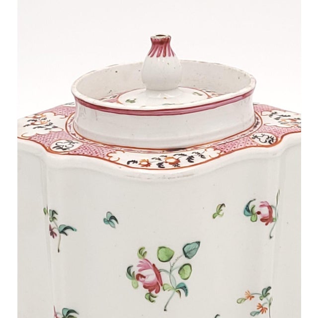 Lowestoft Chinese Export–Style Tea Pot, England Circa 1790 For Sale In San Francisco - Image 6 of 9