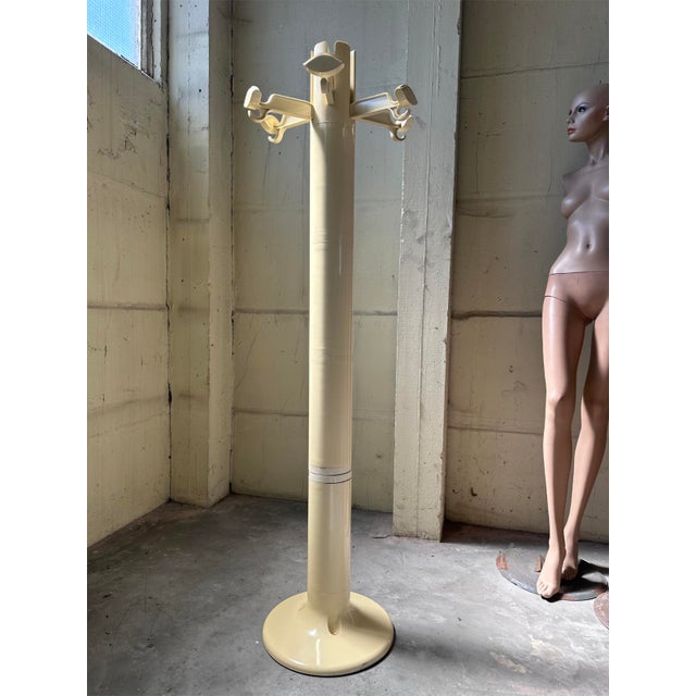 Designed in 1972 by the visionary Giancarlo Piretti for Anonima Castelli, the Planta coat rack is a quintessential icon of...