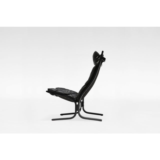 A true icon of Norwegian design, this 1960s Siesta Lounge Chair by Ingmar Relling for Westnofa captures the essence of...