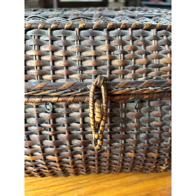 Vintage Hand-Woven Amish Kavli Wicker Storage Basket With Lid For Sale - Image 4 of 9