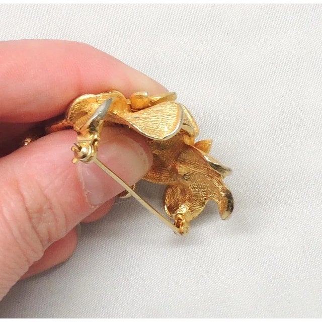 Gold Vintage 1960s DeNicola 3 Flowers Rhinestone Brooch For Sale - Image 8 of 9