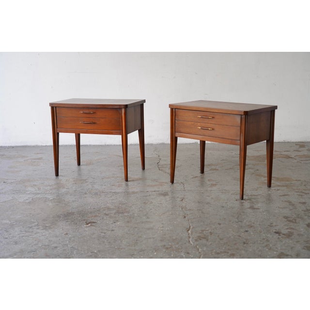 Broyhill Pair of Broyhill Saga Mid-Century Modern Nightstands For Sale - Image 4 of 10