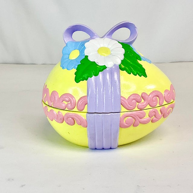 1975 Vintage Americana Folk Art Boho Chic Ceramic Easter Egg Box. For Sale - Image 4 of 11