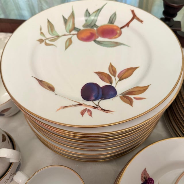 Late 20th Century Vintage Royal Worcester (Fruit Design) Evesham Porcelain Dinner Set, Service for 12 For Sale - Image 5 of 12