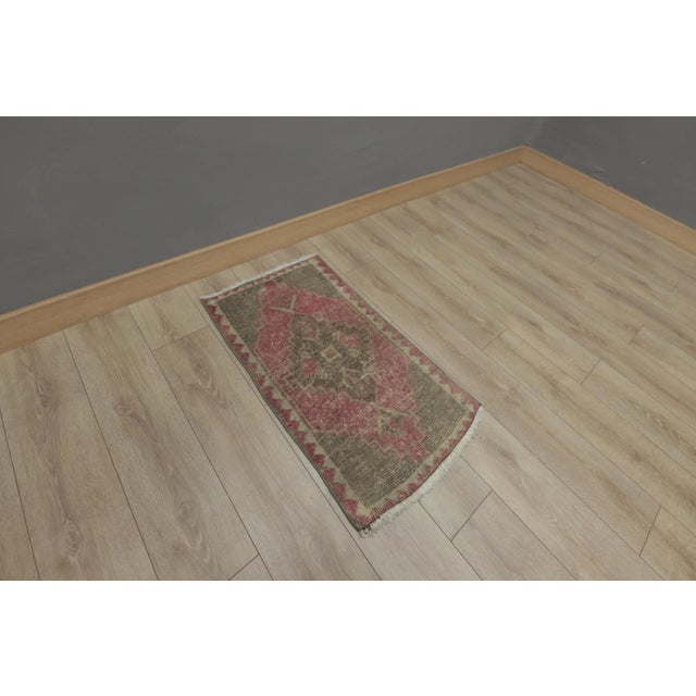 Size: 1.8 x 3.1 ft ( 52 x 94 cm) 20 x 37 inches Color: Organic Natural Dye ( Red,Gray,Cream ) Material: 100% Hand Spun...