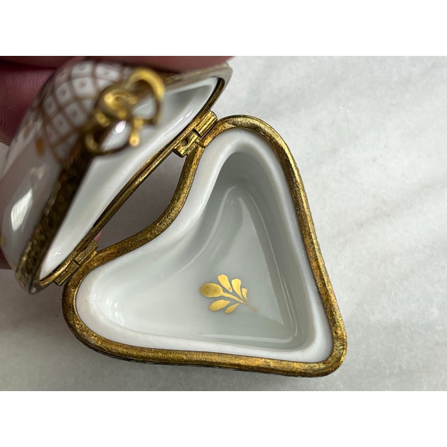 Limoges, France 1980s French Limoges Peint Main Heart Trinket Box, Hand Painted Floral For Sale - Image 4 of 9
