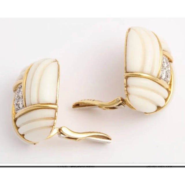 Mid-Century Modern White Coral and 18kt Yellow Gold Clip-on Earrings Vintage 60s For Sale - Image 3 of 7