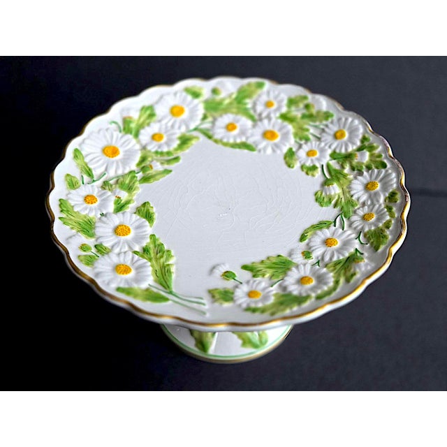 1960s Mottahedeh Ceramic Daisy Pedestal Cake Stand For Sale - Image 10 of 15