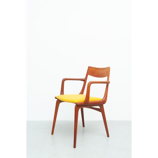Boomerang Chair Model 370 in teak. The seat cushion has been reupholstered in Hallingdal fabric by Kvadrat. Very good...