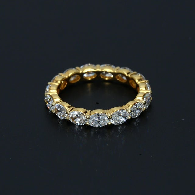 Contemporary ~2ctw Lab-Grown East-West Oval Diamond Eternity Band in 14k Yellow Gold Size 4 For Sale - Image 3 of 4
