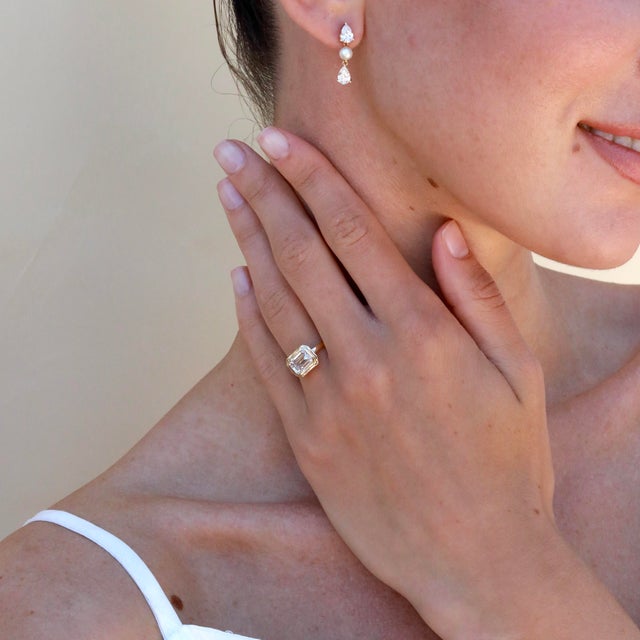 Metal Kai Bella East-West Emerald-Cut 2.00ctw Lab Grown Diamond Ring in 14k Solid Gold (All Sizes Available) For Sale - Image 7 of 7