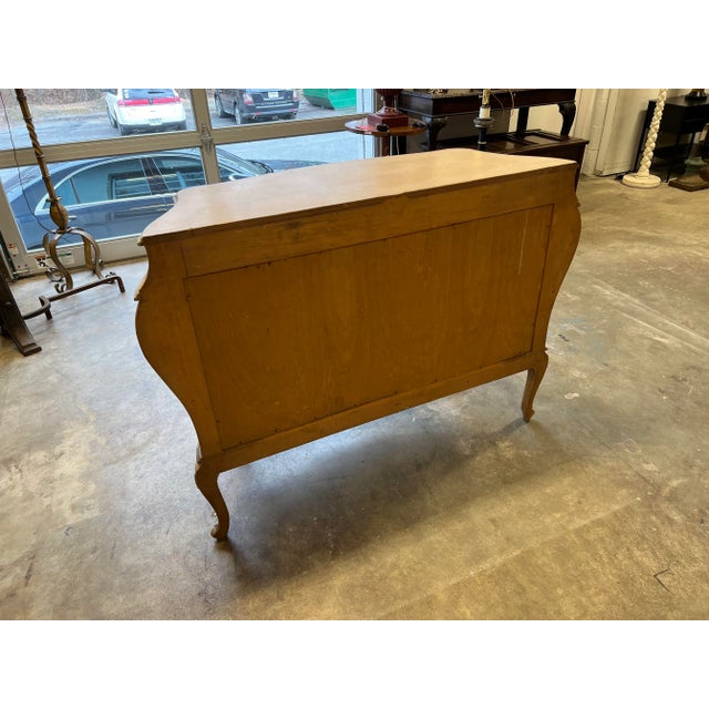 Wood French Louis XV Style Pink Blush & Silver Gilt Serpentine Bombay Chest / Commode For Sale - Image 7 of 10