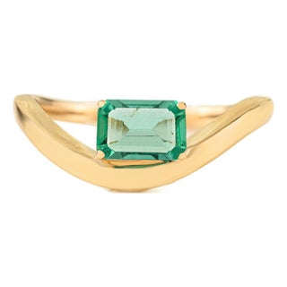 VRJewels Natural Emerald Wave Solitaire Ring in 14k Yellow Gold Size 5.5 For Sale