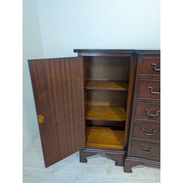 Early 20th Century Antique English-Style Mahogany Chest of Drawers, 1900s For Sale - Image 5 of 13