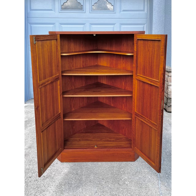 Mid Century Danish Modern Teak Corner Cabinet With Lock + Key | Vamo Sønderborg Møbelfabrik For Sale - Image 10 of 18