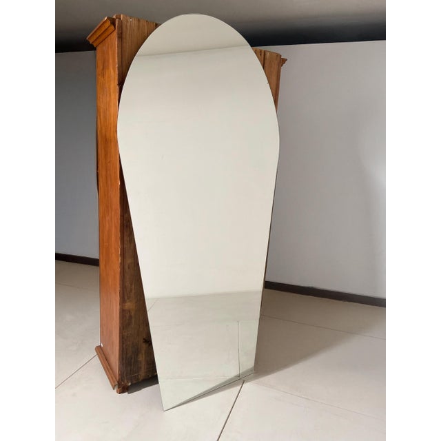 A large, organically shaped mirror featuring soft lines and harmonious proportions. A striking furnishing element, perfect...