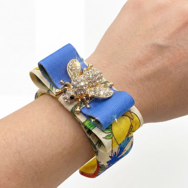 2020s Gucci Flora Ivory Bumblebee Vintage Silk Necktie Cuff Bracelet For Sale - Image 5 of 5