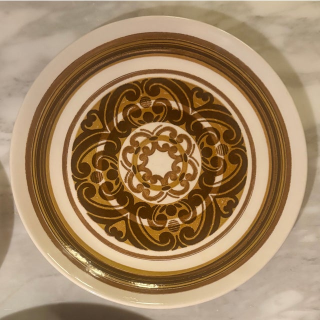 Mid-20th Century Modern Mixed Stoneware Wall Plate Curation- Set of 5 For Sale In Palm Springs - Image 6 of 14