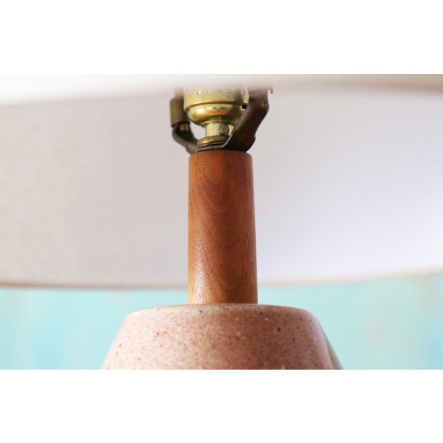 A highly collectable 1960s lamp designed by Jane and Gordon Martz of Marshall Studios in Veedersburg Indiana. These lamps...