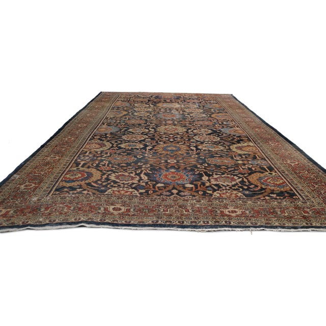 Over 100 years old Persian Mahal offers an amazing texture and subtle balance of calm and hint of colors. An exquisite...