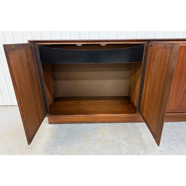 Dillingham Manufacturing Company Mid-Century Modern Dillingham Walnut Sideboard For Sale - Image 4 of 8