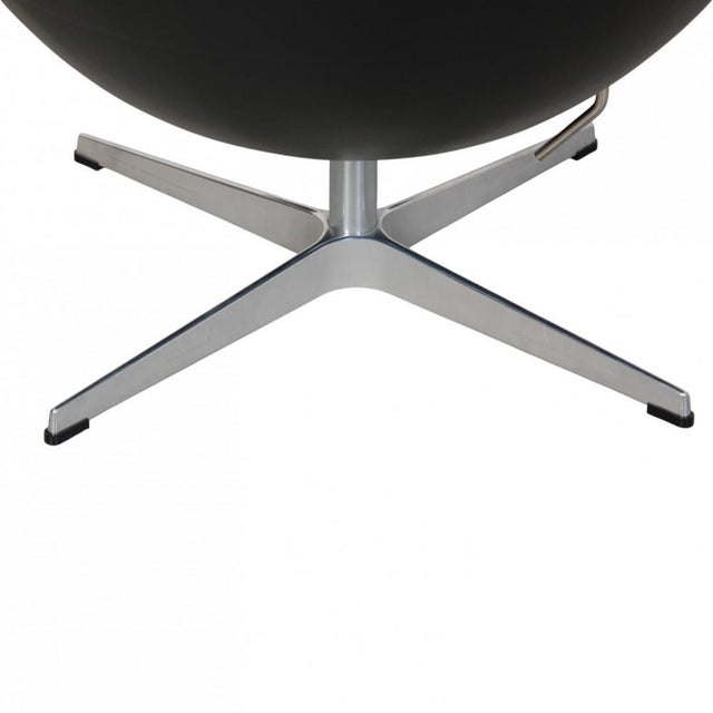 Egg Chair in Black Aura Leather by Arne Jacobsen, 2017 For Sale - Image 10 of 15