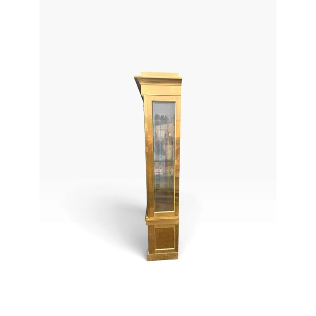 1970s Attributed to Mastercraft Neoclassical Brass & Glass Illuminated Display Cabinet For Sale - Image 5 of 17
