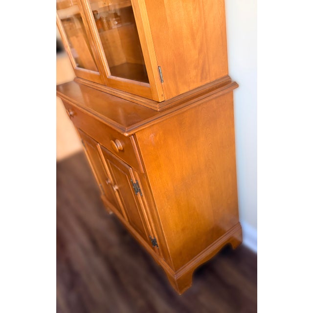 Mid-Century Modern 1950s Heywood-Wakefield Mid-Century Hutch / China Cabinet For Sale - Image 3 of 11