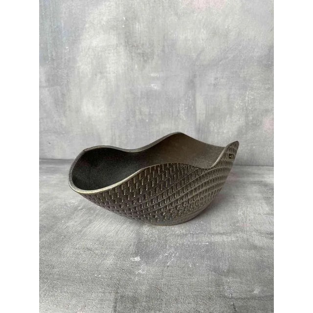 Beautiful Japanese ceramics. Dimensions: height 11 cm, depth 16.5 cm, length 32.5 cm.