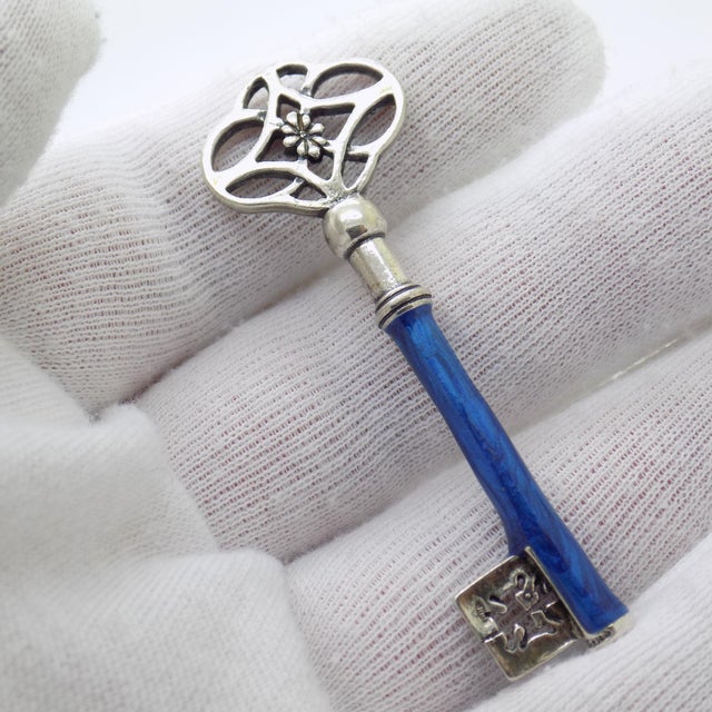 This life-size key, crafted in Italy during the 1980s/1990s, captures the romance of the classic “Loves me, loves me not”...