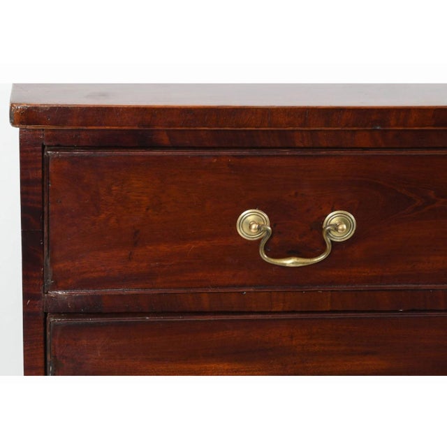 Early 19th Century American Federal Mahogany Chest of Drawers, Circa 1800 For Sale - Image 5 of 8