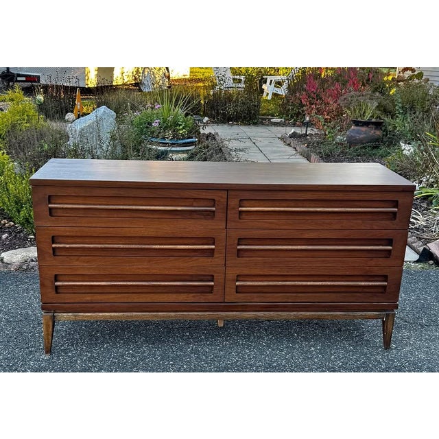 1960s Refinished Mid-Century Modern Walnut 6-Drawer Dresser by Bassett Furniture For Sale - Image 5 of 7