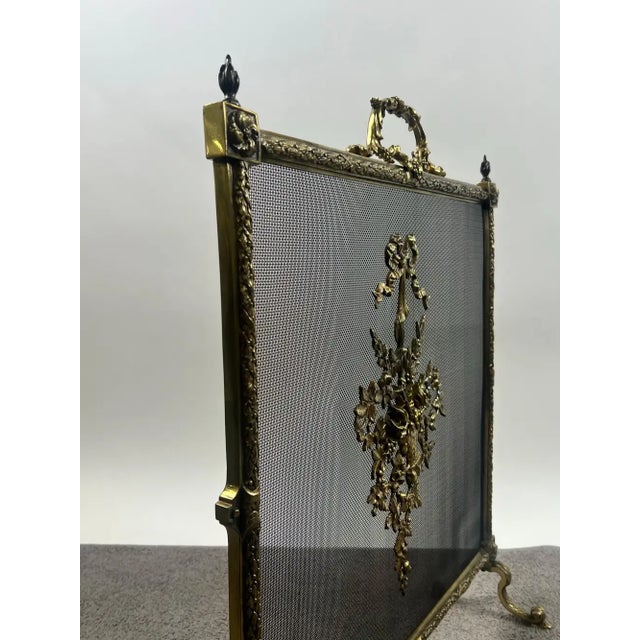 Antique French Art Nouveau Brass Firescreen With Floral & Ribbon Bouquet For Sale - Image 4 of 12