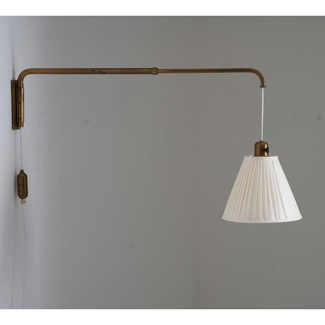 Elegant wall-mounted lamp manufactured in sweden during the 1940s. Made from patinated brass, it features a telescopic arm...