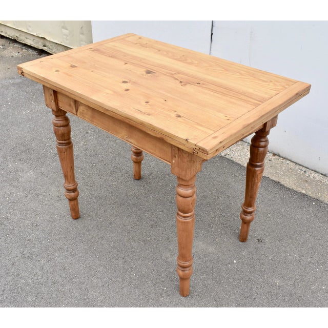 Antique Pine Turned Leg Swivel-Top Table For Sale In Baltimore - Image 6 of 12