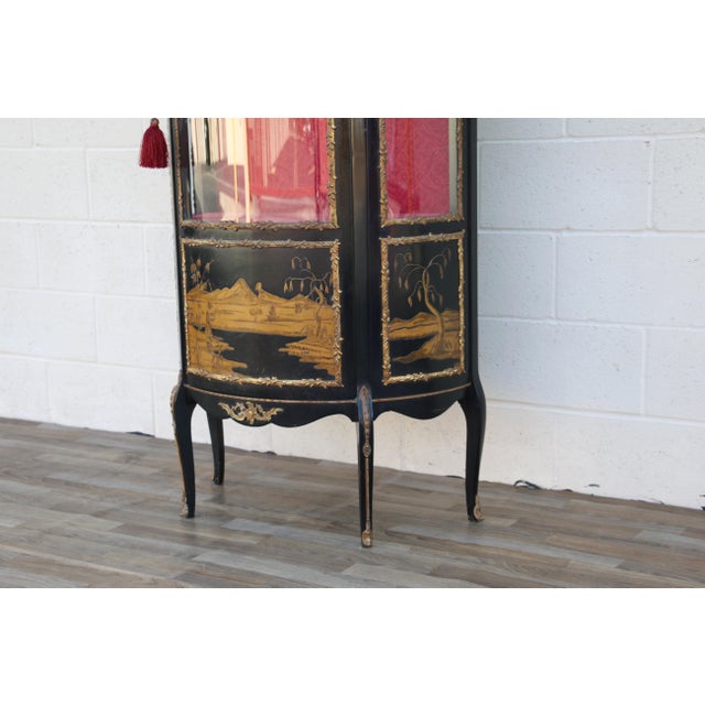 French Louis XV Style Ormolu Mounted Hand-Painted Curved Glass Vitrine Display Cabinet, 1940s For Sale - Image 9 of 18