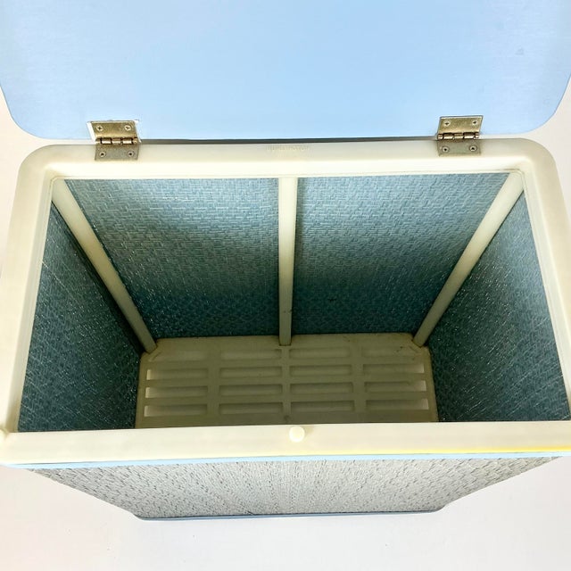 1970s Vintage Boho Chic Americana Raffia Hamper. For Sale - Image 12 of 13