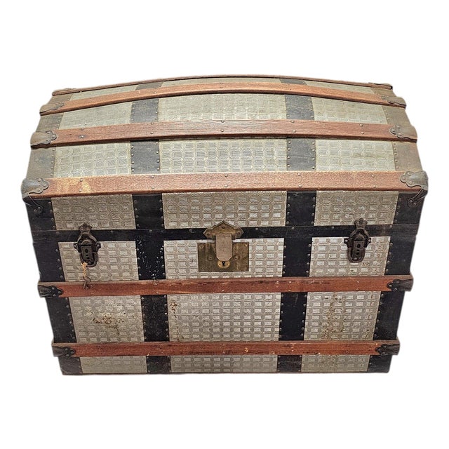Antique Victorian Saratoga Steamer Trunk With Original Trays and Working Key For Sale