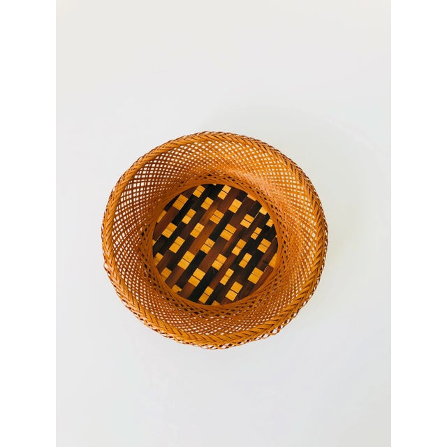 A wonderful circular wicker tray. Beautiful contrasting woven pattern to the bottom and sides.