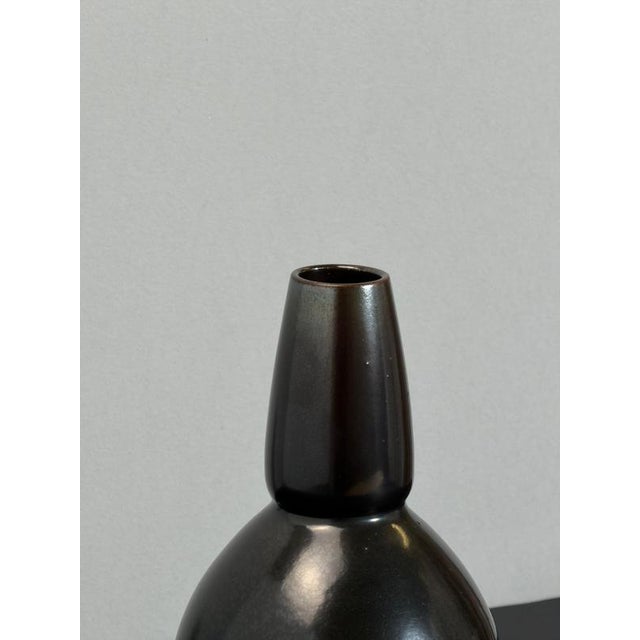 Aesthetic Movement Black Glazed Earthenware Vase from Wardle, England, 1890s For Sale - Image 4 of 10