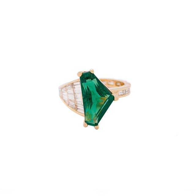 Metal Natural Zambian Emerald 3.99cts & Diamond 1.25cts Ring in 18k Gold For Sale - Image 7 of 8
