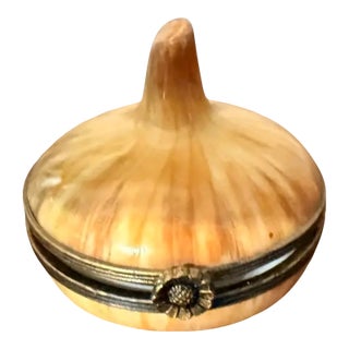 Hand-Painted Limoges Porcelain Onion Trinket Box – French Peint Main Hinged Box For Sale