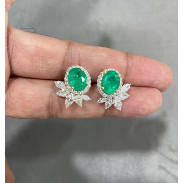 Natural Emerald Earrings with Diamonds and 18k Gold For Sale In New York - Image 6 of 6