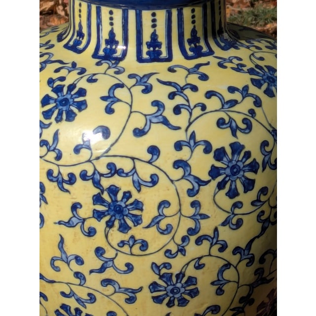 Late 20th Century Pair of Vintage Chinese Yellow and Blue Ginger Jar Lamps For Sale - Image 4 of 13