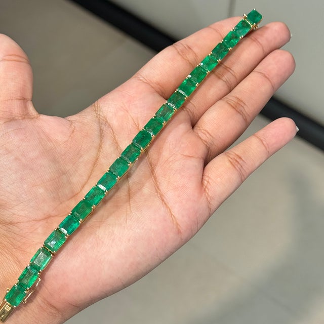 VR Jewels 32.03Carat Octagon Zambian Emerald Byzantine Tennis Bracelet in 18k Yellow Gold For Sale - Image 4 of 15