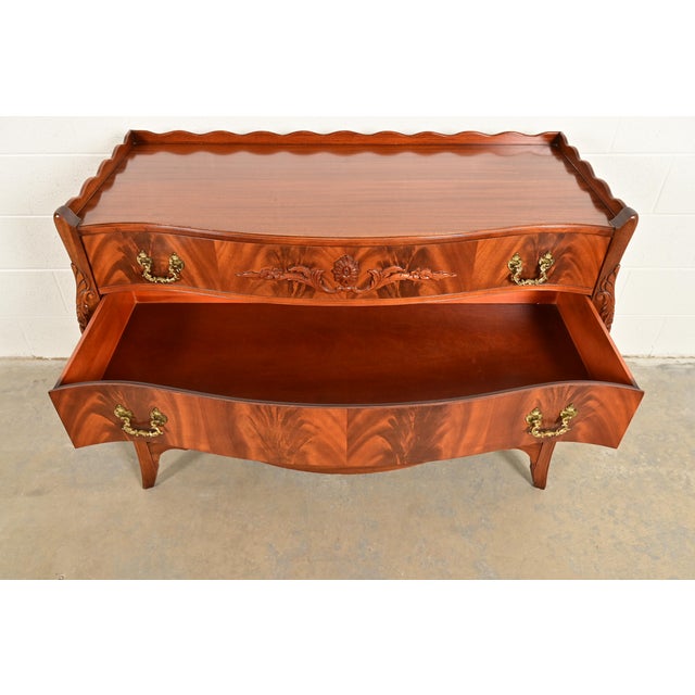 Brown Baker Furniture Style French Regency Louis XVI Flame Mahogany Serpentine Front Chest of Drawers, Circa 1940s For Sale - Image 8 of 15