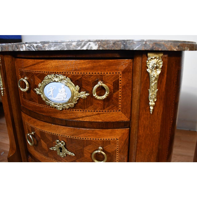 1890s Antique French Louis XV Walnut Marble Top Pair Nightstands Bedside Tables For Sale - Image 9 of 18