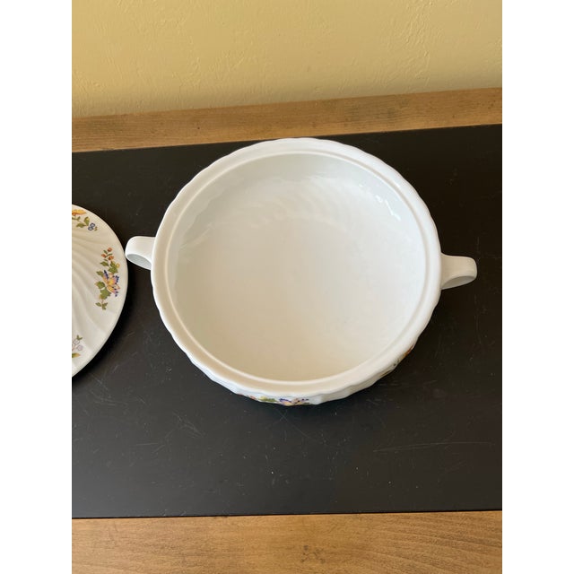 John Aynsley Late 19th Century Aynsley White Cottage Garden Casserole Serving Dish With Lid, Made in England For Sale - Image 4 of 6